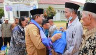 Permalink to Bupati Anwar Sadat Berikan Sentuhan Kasih, Bantu Lansia, Disabilitas, Stunting dan Ibu Hamil di Tiga Kecamatan