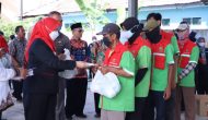 Permalink to Pemerintah Kota Bandar Lampung memberikan santunan dari Baznas kepada 750 personel Satgas Kebersihan