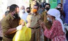 Permalink to Gubernur Arinal Turun Langsung Berikan Bantuan Sembako, Hadir di Tengah Masyarakat