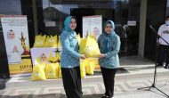 Permalink to Ibu Riana Sari Terima Bantuan dari Para Dermawan yang Diserahkan oleh LKKS