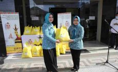 Permalink to Ibu Riana Sari Terima Bantuan dari Para Dermawan yang Diserahkan oleh LKKS