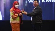 Permalink to Wali Kota Bandar Lampung, Eva Dwiana saat menerima penghargaan dari Ketua SMSI Lampung, Donny Irawan