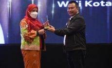 Permalink to Wali Kota Bandar Lampung, Eva Dwiana saat menerima penghargaan dari Ketua SMSI Lampung, Donny Irawan