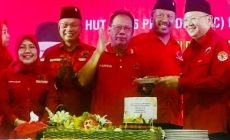 HUT PDIP dan Ketum Megawati, Mingrum Gumay Gunakan Salam Pancasila Saat Diberi Potongan Tumpeng