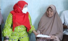 Permalink to Wali Kota Eva Dwiana Tinjau Korban Kebakaran Sukajawa
