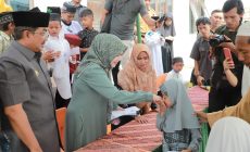 Permalink to Peringati 10 Muharram 1446 H, Bupati Anwar Sadat Berikan Santunan Anak Yatim dan Kaum Duafa