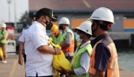 Permalink to Ringankan Beban Masyarakat, Gubernur Serahkan Bantuan untuk Pekerja Bongkar Muat dan Para Nelayan