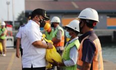 Permalink to Ringankan Beban Masyarakat, Gubernur Serahkan Bantuan untuk Pekerja Bongkar Muat dan Para Nelayan