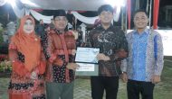 Permalink to Bupati Tanjab Barat Serahkan Hadiah Lomba Poster Digital kepada Para Pemenang