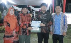 Permalink to Bupati Tanjab Barat Serahkan Hadiah Lomba Poster Digital kepada Para Pemenang