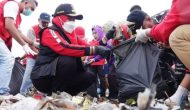 Permalink to Wali Kota Eva Dwiana Turut Bersihkan Pantai Bandar Lampung