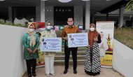 Permalink to Ibu Riana Sari Arinal Terima Bantuan Paket Sembako Peduli Dampak Covid-19