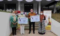 Permalink to Ibu Riana Sari Arinal Terima Bantuan Paket Sembako Peduli Dampak Covid-19