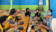 Permalink to Mahasiswa KKN Inisiasi Pembuatan dan Pemasangan Lampu Jalan dengan Energi Tenaga Surya di Desa Tanjung Wangi