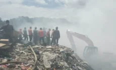 Permalink to Kadis Damkartan Anthoni Pimpin Pemadaman Api di TPA Bakung Bandar Lampung
