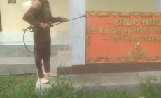 Upaya Memutus Rantai Penyebaran Virus Corona/Covid-19 Aparatur Kampung Aji Permai Talang Buah Lakukan Penyemprotan Disinfektan 