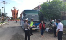 DINAS PERHUBUNGAN TUBABA SEMPROT DESINFEKTAN PADA BUS ANGKUTAN UMUM