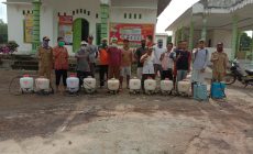 Aparatur Kampung Trikarya Dan Seluruh Relawan Lakukan Peyemperotan Disinfektan Serentak 