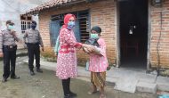 Permalink to Ketua TP-PKK Tubaba Bagikan Sembako Kepada Warga