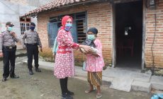 Permalink to Ketua TP-PKK Tubaba Bagikan Sembako Kepada Warga