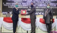Permalink to Rapat Paripurna DPRD melalui Video Conference, Wagub Chusnunia Serahkan Dokumen LKPJ Kepala Daerah kepada Ketua DPRD Mingrum Gumay