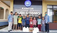 Permalink to Riana Sari Arinal Bagikan Nasi Kotak di Kota Metro