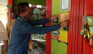 Permalink to Tim Gugus Tugas Kecamatan Sanga Desa Tempel Stiker Himbauan dan Ajak Masyarakat Patuhi Aturan Yang Berlaku