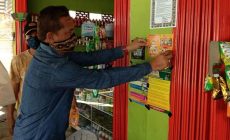 Permalink to Tim Gugus Tugas Kecamatan Sanga Desa Tempel Stiker Himbauan dan Ajak Masyarakat Patuhi Aturan Yang Berlaku