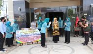 Permalink to Kuatkan Semangat Hadapi Covid-19, Ibu Riana Arinal Beri Bantuan Telur dan Susu kepada Masyarakat dalam Program Jumat Barokah ke-8