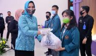 Permalink to Ketua TP PKK Ibu Riana Arinal Beri Bantuan kepada Mahasiswa Unila dan Masyarakat Lampung yang Berada di Perantauan