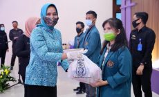 Permalink to Ketua TP PKK Ibu Riana Arinal Beri Bantuan kepada Mahasiswa Unila dan Masyarakat Lampung yang Berada di Perantauan