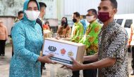 Permalink to Program Jumat Barokah ke-9, Ketua TP PKK Ibu Riana Sari Arinal Adakan Bakti Sosial dan Bagikan 1000 Paket Sembako