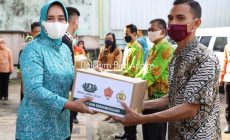 Permalink to Program Jumat Barokah ke-9, Ketua TP PKK Ibu Riana Sari Arinal Adakan Bakti Sosial dan Bagikan 1000 Paket Sembako