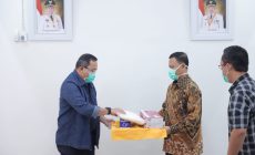 Permalink to Dodi Reza Salurkan Bantuan APD ke RS Muhammadiyah Palembang