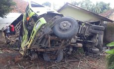 Fuso Bermuatan Batu Bara Terguling Hantam Rumah Warga di Kampung Banjar Masin