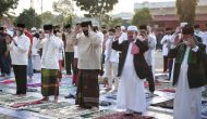 Permalink to Dengan Protokol Kesehatan, Gubernur Arinal dan Keluarga Sholat Idul Adha 1441 H di PKOR Way Halim, Serahkan Kurban 2 Ekor Sapi