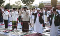 Permalink to Dengan Protokol Kesehatan, Gubernur Arinal dan Keluarga Sholat Idul Adha 1441 H di PKOR Way Halim, Serahkan Kurban 2 Ekor Sapi