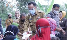 Permalink to Disela-sela Pembagian BST APBD Bupati ajak masyarakat tidak panik dalam mengahadapi COVID-19