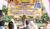 Permalink to Kembangkan Wahana Eduwisata Keluarga, Gubernur Arinal dan Ibu Riana Tanam Melon dan Semangka di  PKK Agropark Lampung