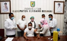 Permalink to Wakil Bupati Kabupaten Serdang Bedagai H. Darma Wijaya Laksanakan Vaksin Sinovac Covid-19