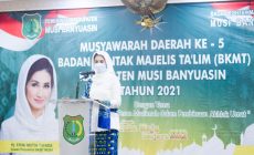 Permalink to Hj Thia Yufada Buka Musda BKMT Muba 2021