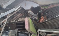 Permalink to Rumah Di Pinggir Jalan Rusak Parah, Akibat Benturan Dari Truk Yang Alami Selip