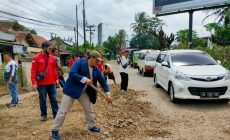 Permalink to FKWKP Bersama Masyarakat Rejosari Gelar Baksos Timbun Jalan Rusak