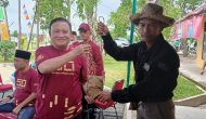 Permalink to Wakil Bupati Lampung Barat Diberi Ketua SMSI Tubaba Oleh-Oleh Barang Unik
