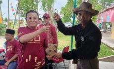 Permalink to Wakil Bupati Lampung Barat Diberi Ketua SMSI Tubaba Oleh-Oleh Barang Unik