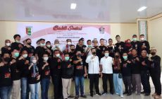 Permalink to Bakti Sosial DPC, Ketua DPD KWRI Serahkan Piagam Penghargaan HPN Award ke Dendi Ramadhona