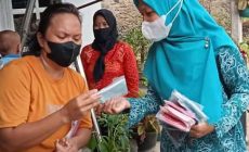 Permalink to Kader PKK Kelurahan Kotakarang Raya Bagi-Bagi Masker dan Pelaksanaan Vaksin ke 3
