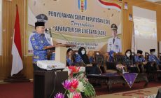 Permalink to Bupati Meyerahkan Surat Keputusan (SK) Kepada Calon Pegawai Negeri Sipil (CPNS) Tahun 2021 dan Pegawai Pemerintah Dengan Perjanjian Kerja (PPPK) Tahap I dan II
