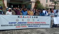 Permalink to Koalisi LSM OKU Timur ,Lakukan Aksi Demo di Halaman Kantor Bupati “Tuntut Kadin PUTR di Copot dari Jabatannya”