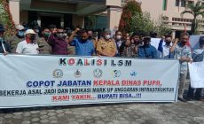Permalink to Koalisi LSM OKU Timur ,Lakukan Aksi Demo di Halaman Kantor Bupati “Tuntut Kadin PUTR di Copot dari Jabatannya”